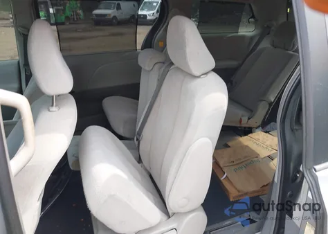 2013 Toyota Sienna Le V6 8 Passenger z USA, uszkodzony, nr VIN 5TDKK3DC7DS390090